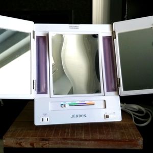 Jerdon Makeup Vanity Mirror Center flips to 5x magnification